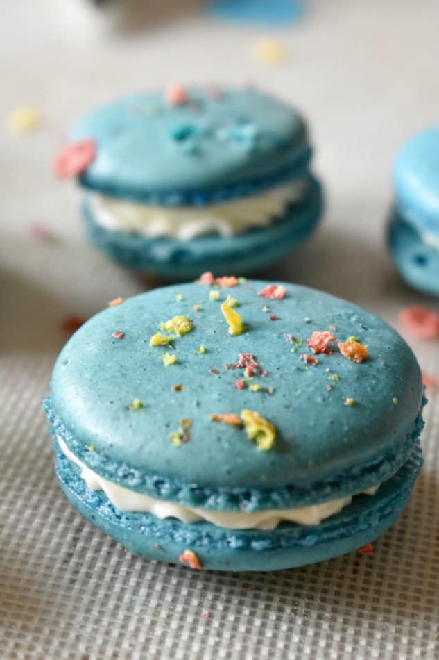 Fruity Pebble-dusted Macarons